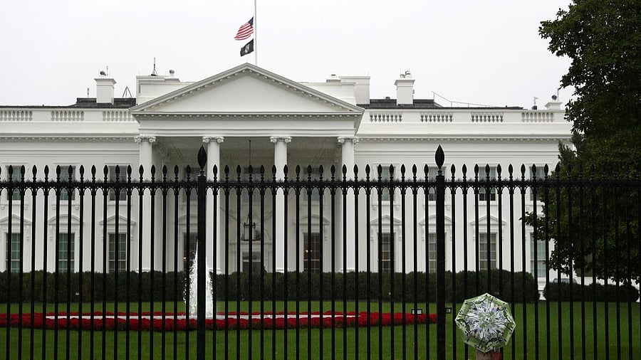 <div class="paragraphs"><p> The US Secret Service shot an armed man outside the White House early on Sunday after a confrontation, and the man is now in an area hospital, it said in a statement.</p></div>