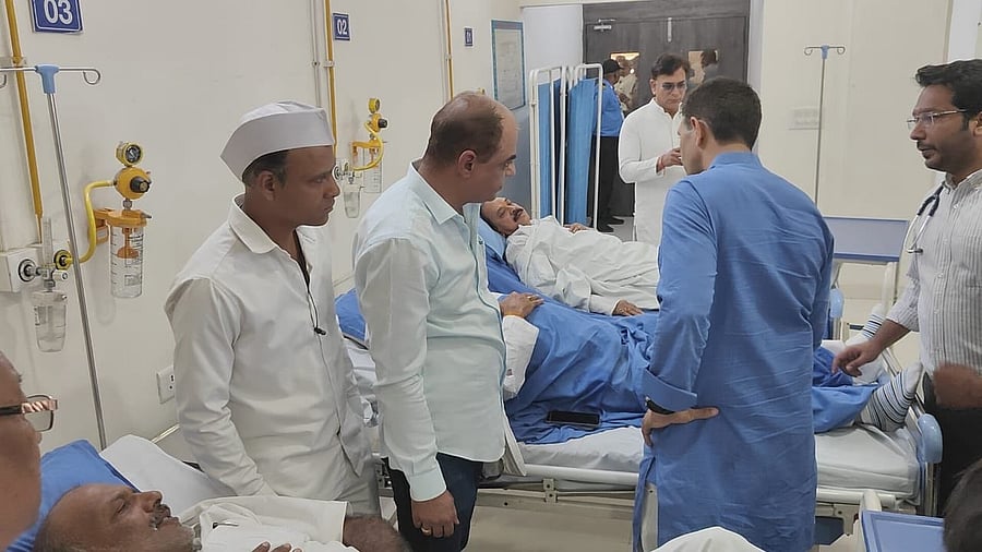 <div class="paragraphs"><p>MP Congress chief Jitu Patwari, visits injured party functionaries at a hospital.</p></div>