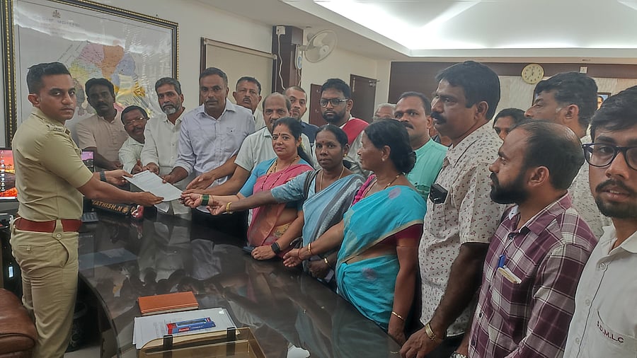 <div class="paragraphs"><p>Dakshina Kannada Jilla Jathyatita Pakshagalu, Samanamanaska Sanghatanegala Janti Vedike members submit a memorandum to DK SP Yathish N in Mangaluru on Monday. </p></div>