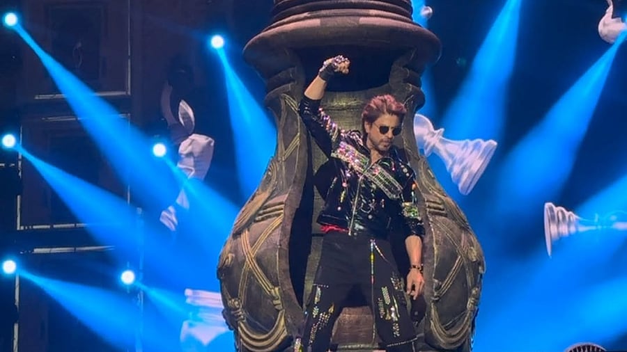 <div class="paragraphs"><p>Shah Rukh Khan performs at IIFA.</p></div>