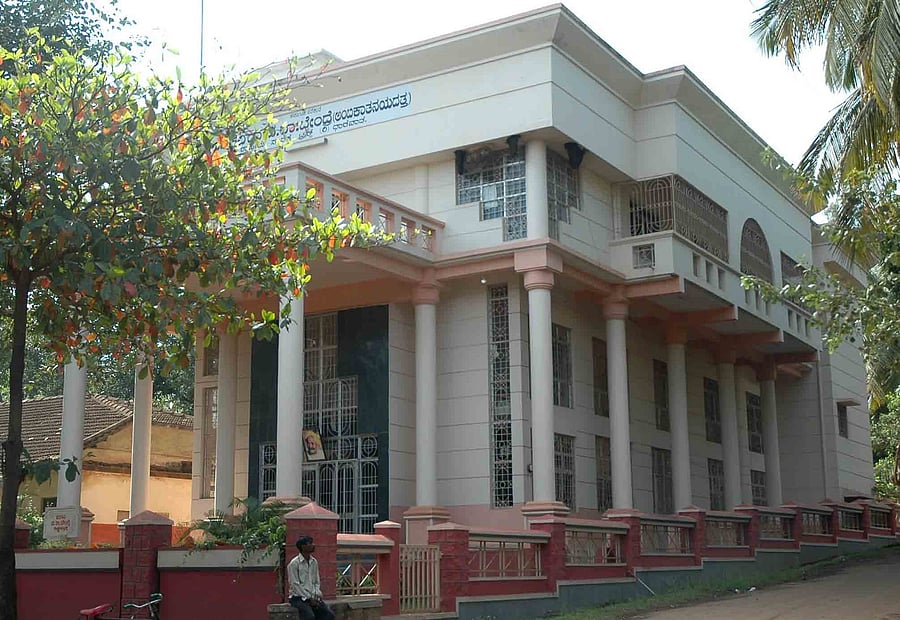 <div class="paragraphs"><p>Bendre Bhavan at Sadhankeri in Dharwad is facing a severe fund crunch to host literary programmes. </p></div>