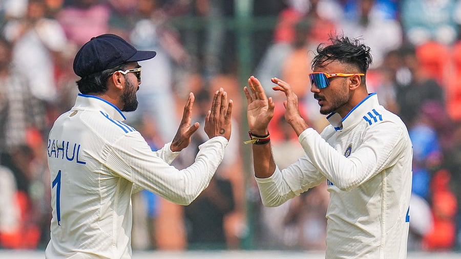 <div class="paragraphs"><p>Axar Patel with K L Rahul </p></div>
