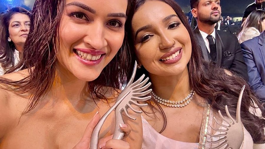 <div class="paragraphs"><p>Kriti Sanon and Kanika Dhillion pose with their IIFA trophies.</p></div>