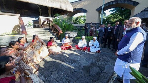 <div class="paragraphs"><p>Prime Minister Narendra Modi being welcomed by members of the Indian community, in Mauritius.</p></div>