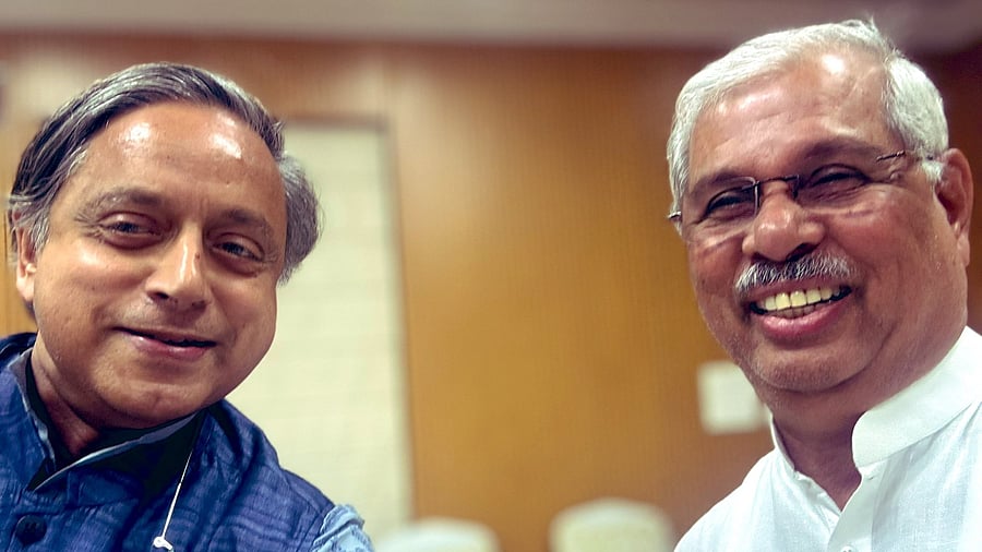 <div class="paragraphs"><p>MP Shashi Tharoor and Governor Rajendra Arlekar</p></div>