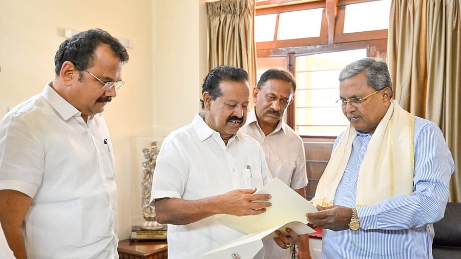 <div class="paragraphs"><p>Karnataka CM Siddaramaiah meets with members of the M K Stalin govt</p></div>