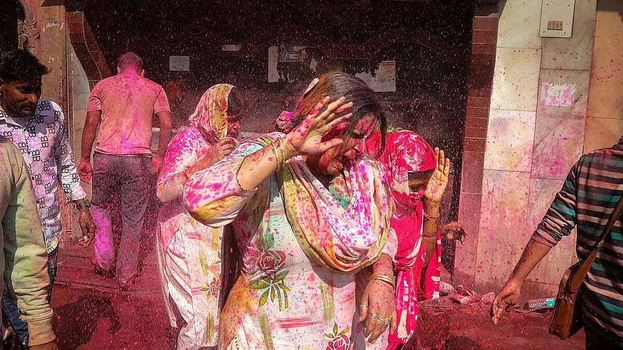<div class="paragraphs"><p>People play Holi in UP</p></div>