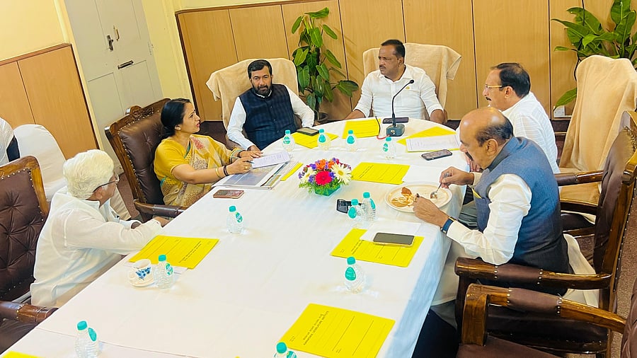 <div class="paragraphs"><p>Assembly Speaker UT Khader, Government Chief Whips Saleem Ahmed and Ashok Pattan, Chief Secretary Shalini Rajneesh and others were present at the meeting. </p></div>