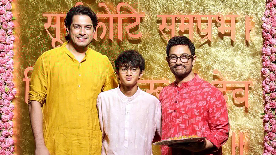 <div class="paragraphs"><p>Aamir Khan and his sons Junaid and Azaad&nbsp;impressed everyone in traditional attire.</p></div>