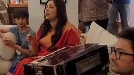 <div class="paragraphs"><p>At a presser on the eve of his birthday, Khan sang for his audience as he went on to reveal his new found interest. </p></div>