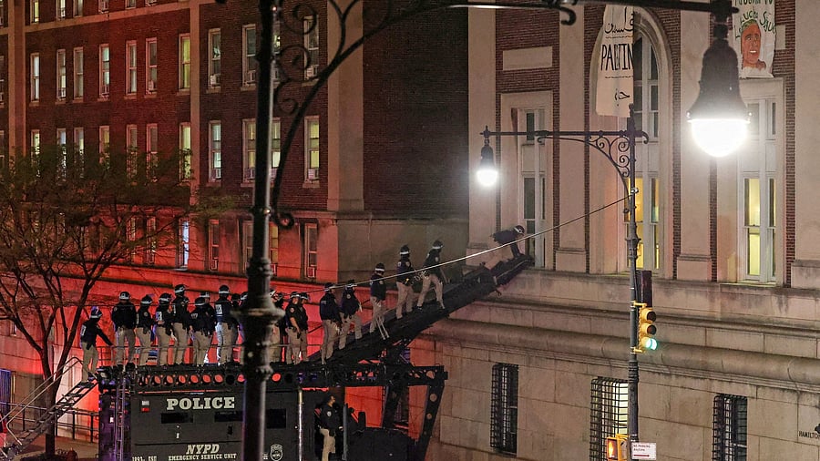 <div class="paragraphs"><p>Police use a special vehicle to enter Hamilton Hall which was occupied by protesters, as other officers enter the campus of Columbia University</p></div>