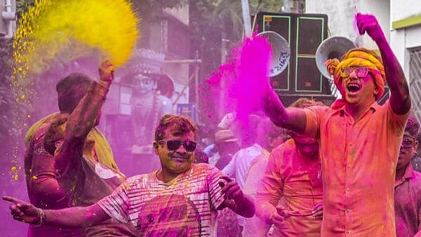 <div class="paragraphs"><p>People celebrate Holi, in Nadia, Saturday, March 15, 2025.</p></div>