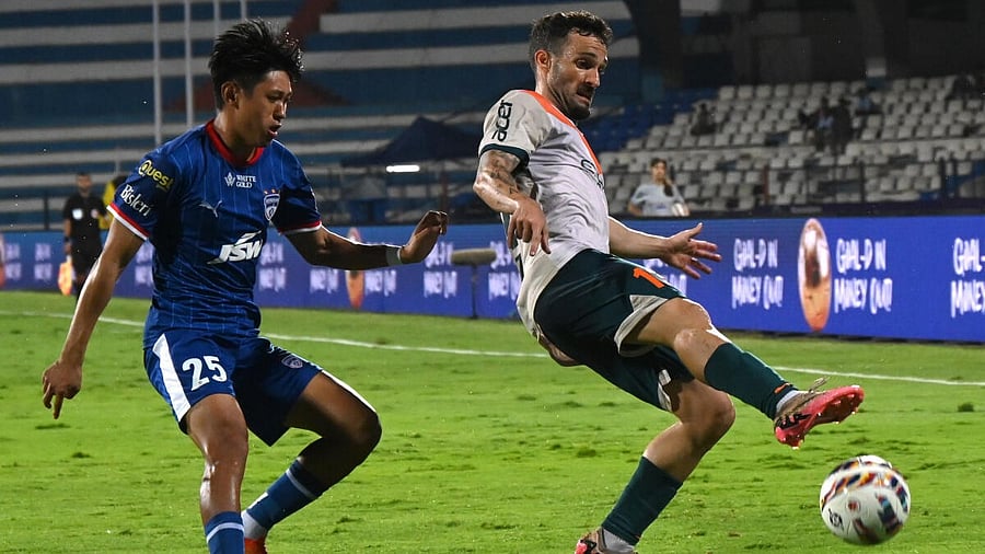 <div class="paragraphs"><p>Mumbai City FC’s Jorge Ortiz Mendoza (Right) in action against Bengaluru Football Club’s Namgyal Bhutia in the Indian Super League (ISL) match at Sree Kanteerava Stadium in Bengaluru on Tuesday 11 March 2025.</p></div>