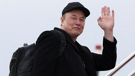 <div class="paragraphs"><p>Elon Musk boards Air Force One as he departs for Florida</p></div>