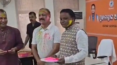 <div class="paragraphs"><p>Odisha Chief Minister Mohan Charan Majhi plays Holi with police personnel.</p></div>