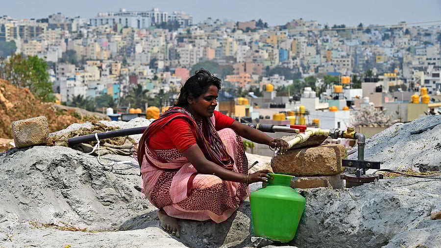 <div class="paragraphs"><p>Many heat action plans advise the regular consumption of water during heatwaves. A woman fills a pot of water during a water crisis in Bengaluru. </p></div>