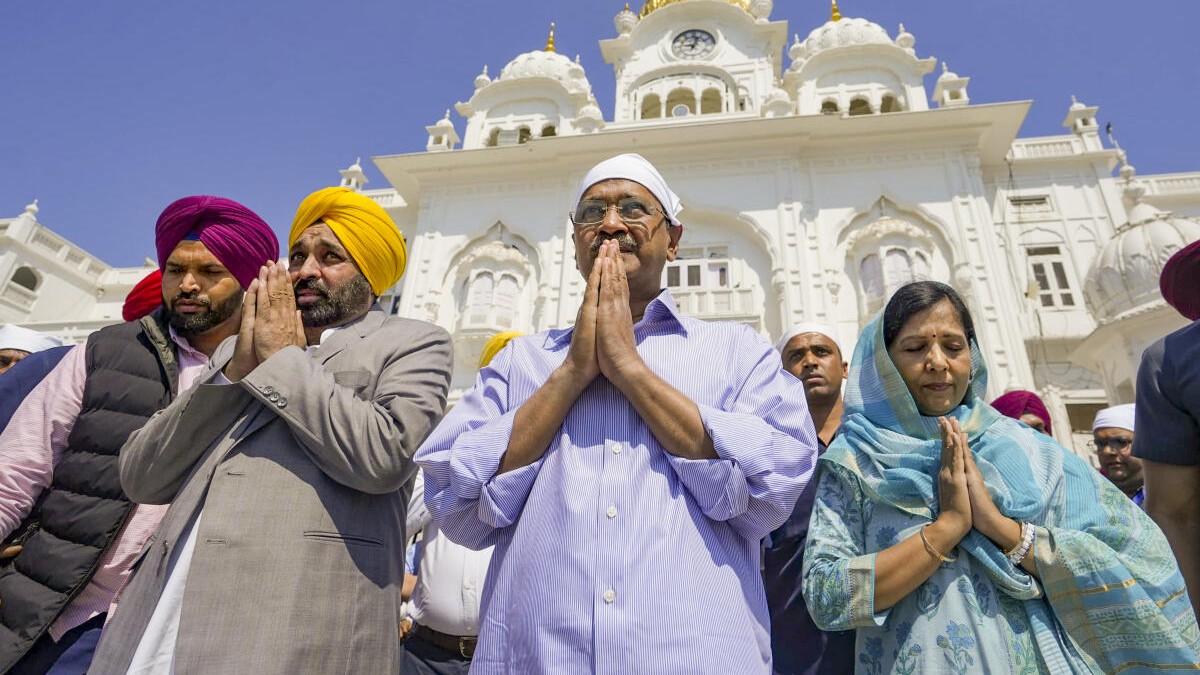 <div class="paragraphs"><p>AAP convenor Arvind Kejriwal, his wife Sunita and Punjab CM Bhagwant Mann during a visit to the Golden Temple, in Amritsar, Sunday, March 16, 2025.</p></div>