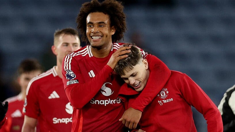 <div class="paragraphs"><p>Manchester United's Joshua Zirkzee and Alejandro Garnacho celebrate after the match</p></div>