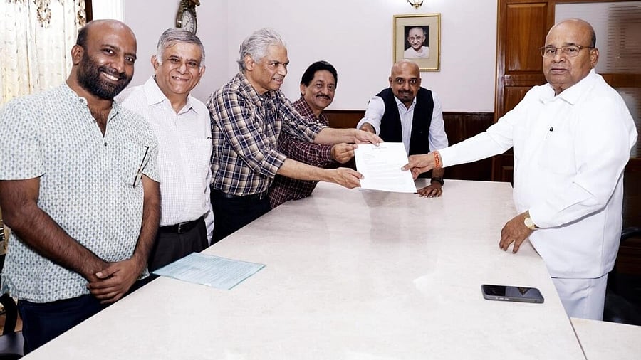 <div class="paragraphs"><p>A delegation from Bengaluru Town Hall, a group of citizens and civic organisations, submitted a memorandum to Governor Thaawarchand Gehlot on Monday. </p></div>