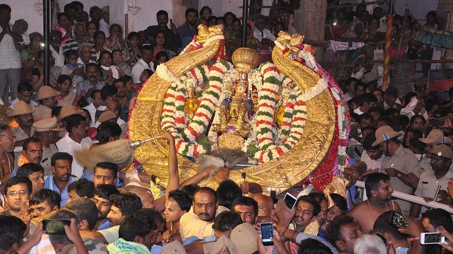 <div class="paragraphs"><p>File photo of devotees at the Vairamudi Utsav at Melkote. (Representative image)</p></div>