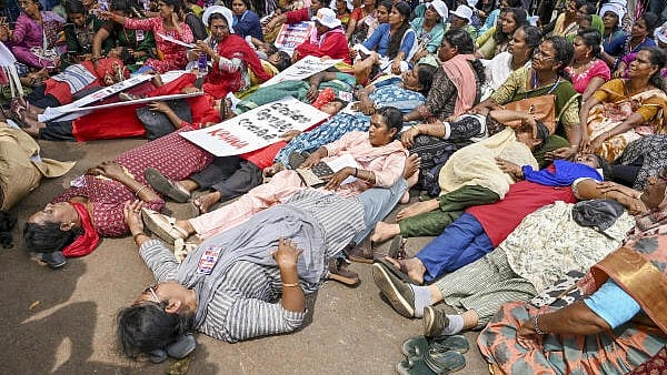 <div class="paragraphs"><p>Accredited Social Health Activist (ASHA) workers block a road as part of their ongoing protest near the Secretariat demanding an increased honorarium and other benefits, in Thiruvananthapuram, Kerala, Monday, March 17, 2025.</p></div>