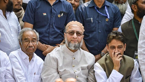 <div class="paragraphs"><p>AIMIM chief Asaduddin Owaisi, center, and others during a protest by the All India Muslim Personal Law Board (AIMPLB) against the Waqf (Amendment) Bill, at Jantar Mantar, in New Delhi, Monday, March 17, 2025.</p></div>