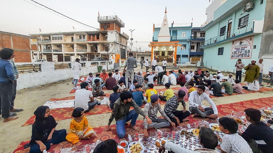 <div class="paragraphs"><p>Muslims break their fast during 'Iftar' organised at the 'Shiv Vatika' during the holy month of Ramzan, in Lucknow, Sunday, March 16, 2025.</p></div>