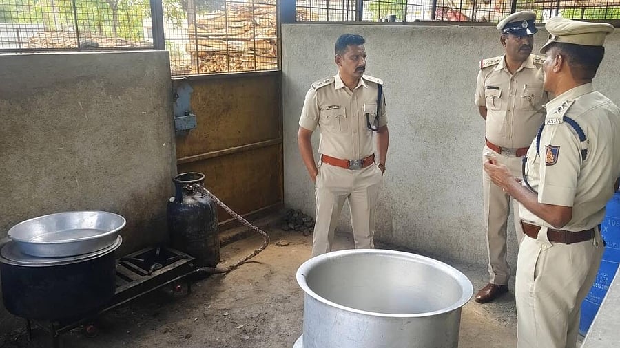 <div class="paragraphs"><p>Mandya SP Mallikarjuna Baladandi inspects the hotel, where the food was prepared, in Malavalli, Mandya district, on Monday.</p></div>