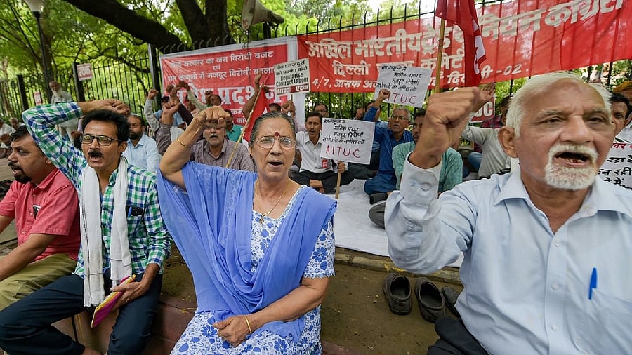 <div class="paragraphs"><p>AITUC General Secretary Amarjeet Kaur shouts slogans along with others during an earlier protest against the change in existing labour laws, at Jantar Mantar in New Delhi </p></div>