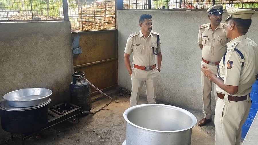 <div class="paragraphs"><p>Mandya SP Mallikarjuna Baladandi inspects the hotel, where the food was prepared, in Malavalli, Mandya district, on Monday.</p></div>