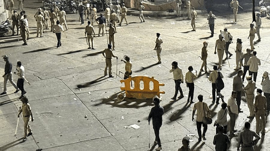 <div class="paragraphs"><p>Images show police in action after clashes following the VHP-Bajrang Dal protest, in Nagpur, Maharashtra.</p></div>
