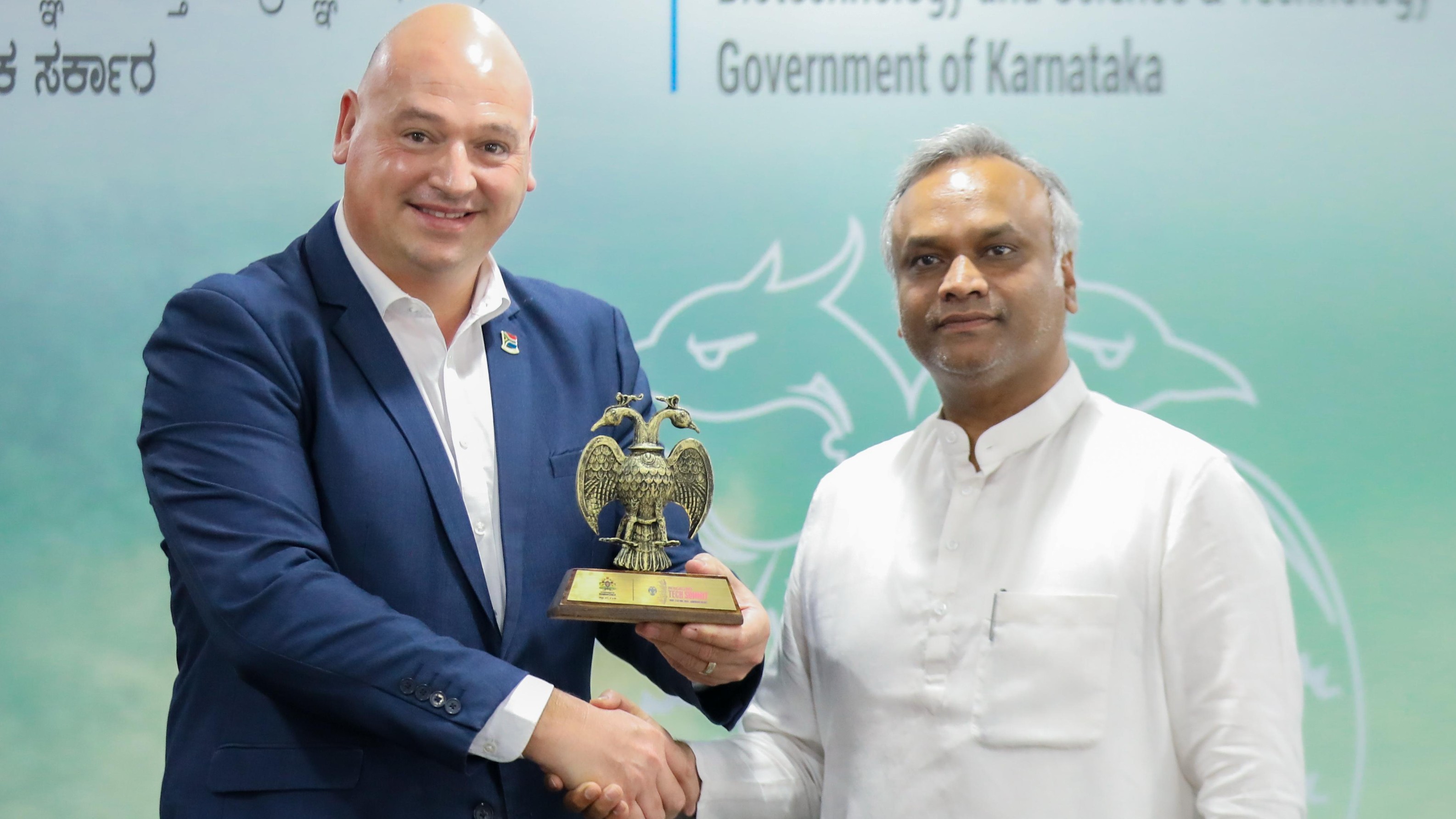 <div class="paragraphs"><p>Alderman James Vos, Mayoral Committee Member for Economic Growth, Cape Town, with Karnataka IT-BT Minister Priyank Kharge. </p></div>