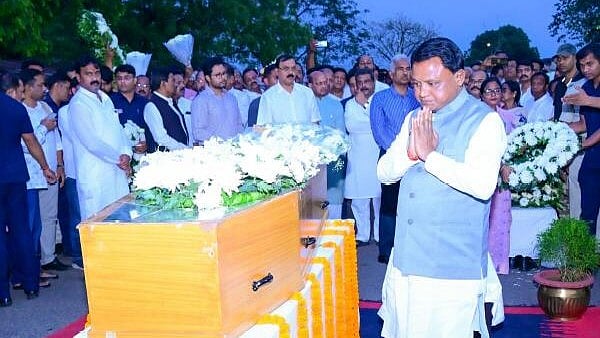 <div class="paragraphs"><p>Odisha Chief Minister Mohan Charan Majhi pays floral tribute to the mortal remains of former Union minister Debendra Pradhan</p></div>