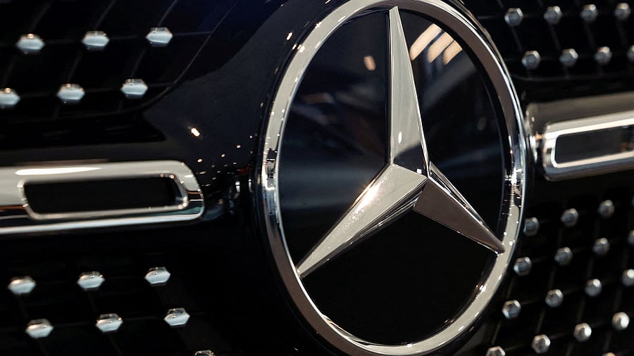 <div class="paragraphs"><p> A logo of Mercedes-Benz </p></div>