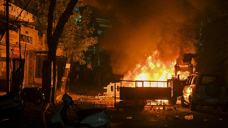 <div class="paragraphs"><p> A fire set by miscreants amid violence following an agitation by a right-wing group demanding removal of Aurangzeb's tomb, in Nagpur</p></div>