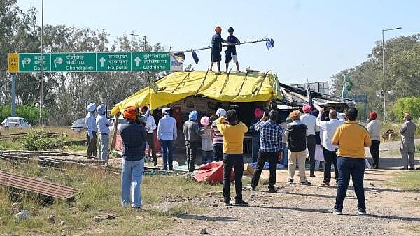 <div class="paragraphs"><p>Farmers dismantle a shelter at a temporary camp where they had protested for more than a year to demand better crop prices, at the Shambhu barrier, a border crossing between Punjab and Haryana states, India, March 20, 2025.</p></div>