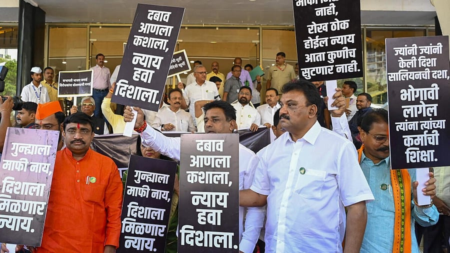 <div class="paragraphs"><p>Shiv Sena leaders stages a protest over the June 2020 accidental death case of Disha Salian during the Budget session of Maharashtra Assembly, at Vidhan Bhavan, in Mumbai, Thursday, March 20, 2025.</p></div>