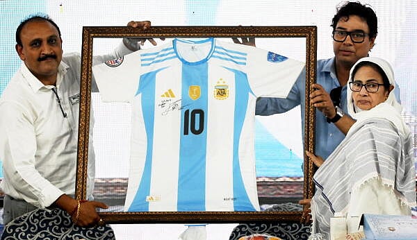 <div class="paragraphs"><p>West Bengal Chief Minister Mamata Banerjee receives an Argentina jersey of Lionel Messi signed by him, during an event of 'Dawat-E-Iftar' amid holy month of 'Ramzan', in Kolkata.</p></div>