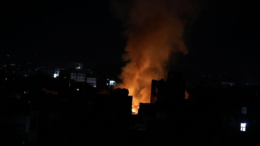 <div class="paragraphs"><p>Fire and smoke billows from the site of an air strike in Yemen</p></div>