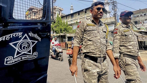 <div class="paragraphs"><p>Police personnel deployed to maintain law and order after incidents of clashes following VHP-Bajrang Dal protest demanding removal of Aurangzeb's tomb, in Mominpura area in Nagpur</p></div>