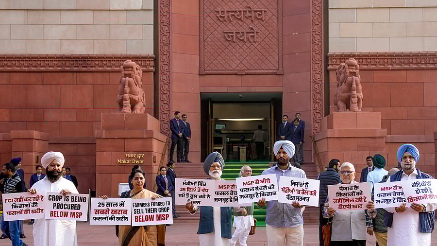 <div class="paragraphs"><p>File Photo: Congress MPs Amrinder Singh Raja Warring, Amar Singh, Sukhjinder Singh Randhawa, Dharamvira Gandhi and others protest at Parliament, in New Delhi.</p></div>