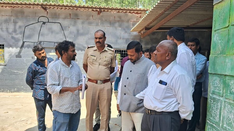 <div class="paragraphs"><p>K Naganna Gowda, Karnataka State Commission for Protection of Child Rights Chairman, visits Gokula Vidyasamsthe, in Malavalli, Mandya district, on Wednesday.</p></div>