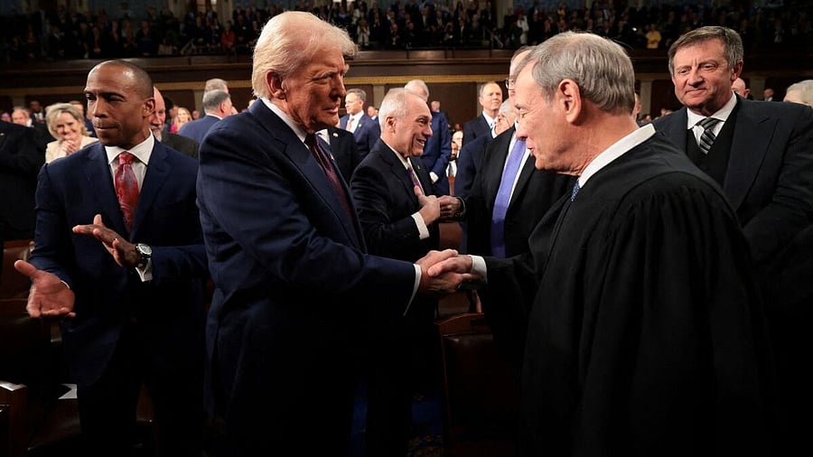 <div class="paragraphs"><p>Donald Trump greets Chief Justice of the United States John G Roberts, Jr</p></div>