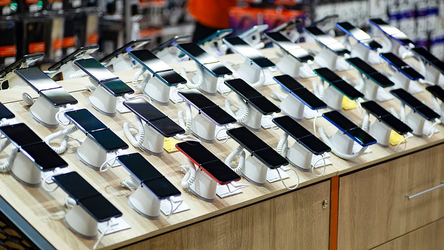 <div class="paragraphs"><p>Representative image showing smartphones in a store</p></div>