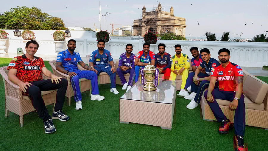 <div class="paragraphs"><p>IPL captains with the trophy</p></div>
