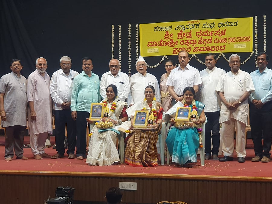 <div class="paragraphs"><p>Kannada Development Authority Chairman Purushottam Bilimale honours writers Poornima Suresh, Shweta Nargund and Vidyarashmi Pallatadka with Ratnamma Heggade Book Award at a ceremony held at KVS in Dharwad. </p></div>
