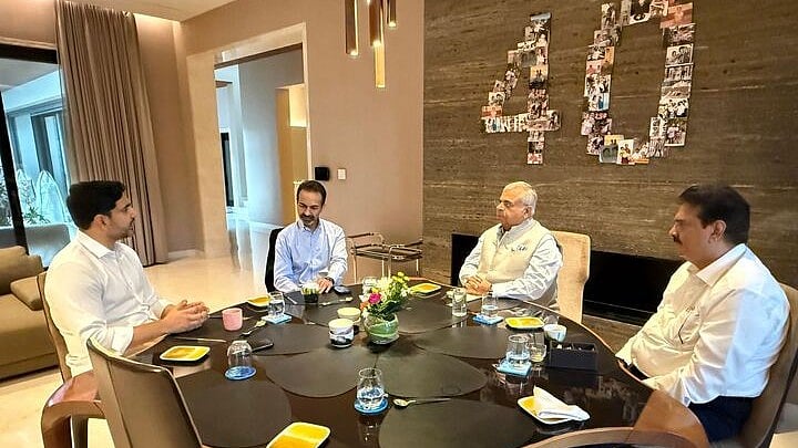 <div class="paragraphs"><p>Nara lokesh holds discussions with representatives of Hinduja Group. </p></div>