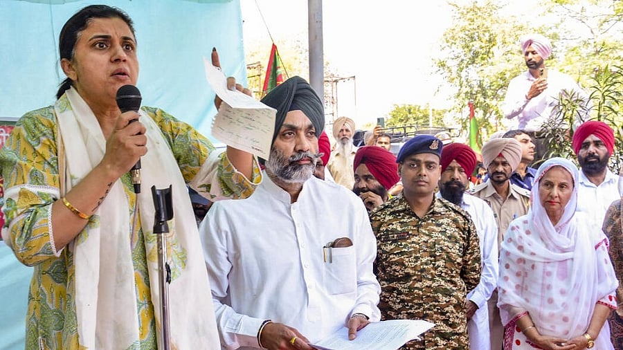 <div class="paragraphs"><p>Jasvinder Kaur, wife of Colonel Pushpinder Bath, addresses a protest in front of the Mini-Secretariat demanding justice for her husbad, who was allegedly thrashed by 12 police officials over a parking dispute, in Patiala.</p></div>