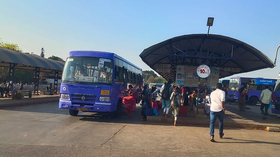 <div class="paragraphs"><p>City and outstation buses plying from bus stand in Belagavi on Saturday.</p></div>