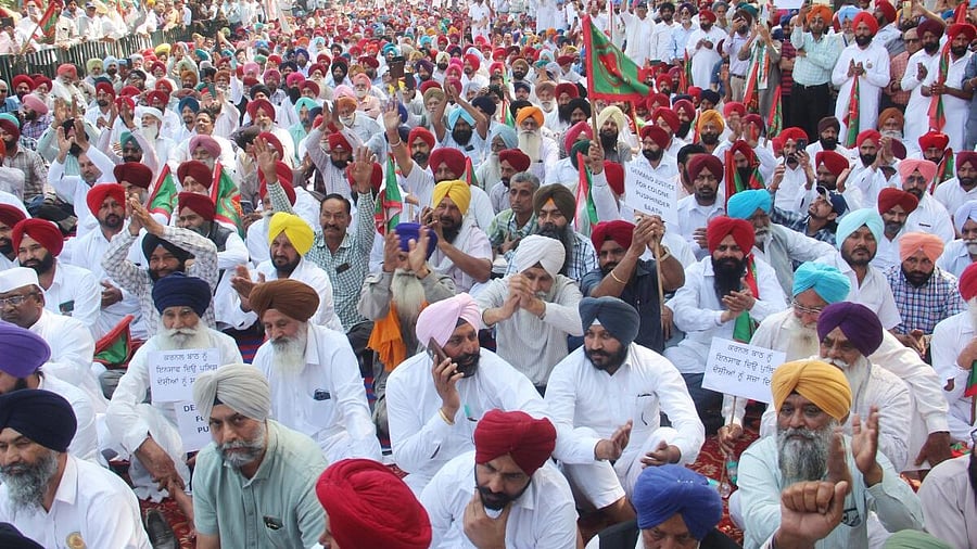 <div class="paragraphs"><p> Ex-Army personnel stage a protest in front of the Mini-Secretariat demanding justice for Colonel Pushpinder Singh Bath, who was allegedly thrashed by 12 police officials over a parking dispute, in Patiala, Saturday, March 22, 2025.</p></div>